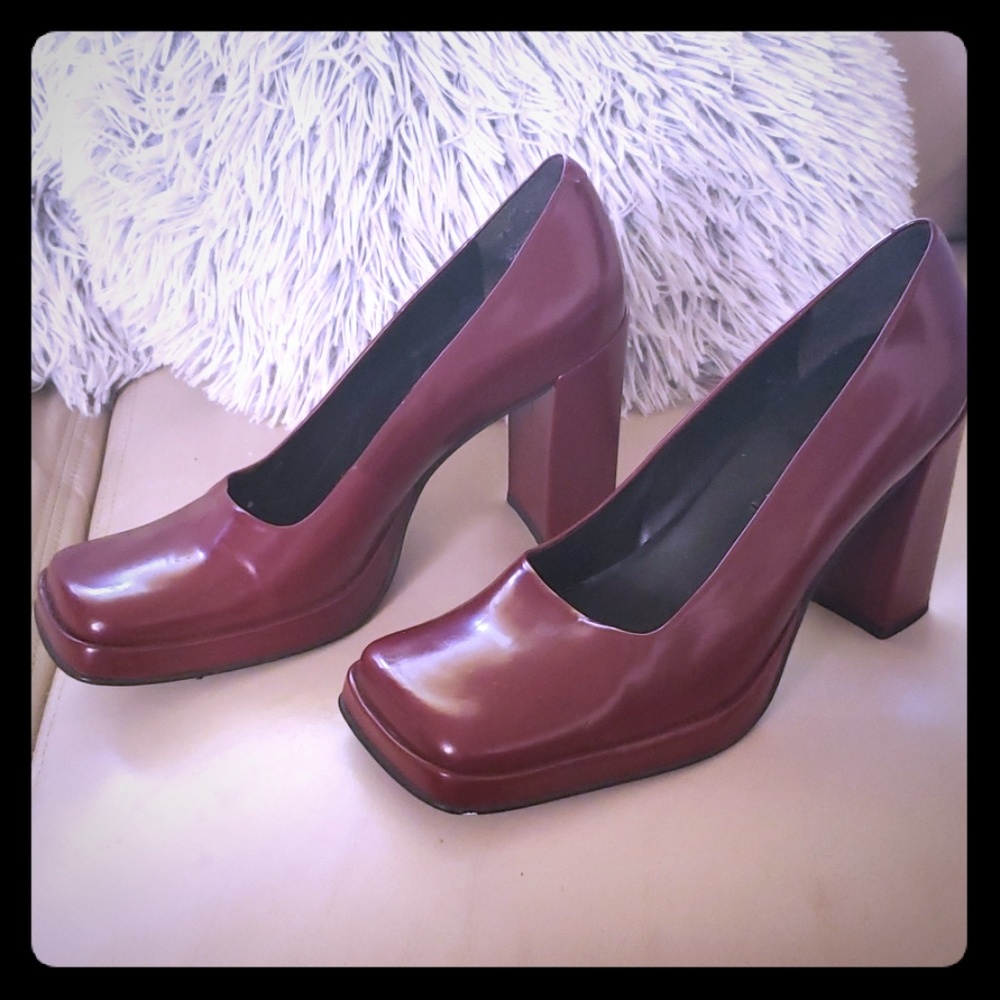 Women's Size 8.5 Burgundy Square Toe Pump